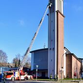 Die Feuerwehr entfernt die am Kirchturm angebrachte Technik, mit der die Erschütterungen bei der Bombenentschärfung gemessen wurden.