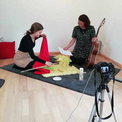 Jede Produktion eines Videoclips braucht rund fünf Stunden.