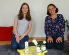Franziska (l.) und Barbara Matusche produzieren regelmäßig Videoclips mit Kindergottesdiensten im Wohnzimmer der Familie.