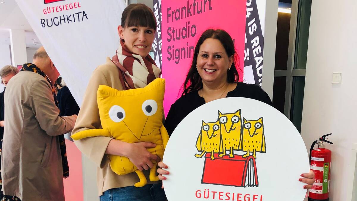 Freuen sich über das „Gütesiegel Buchkita“: Antonia Bode (l.) und Kerstin Falkuß auf der Frankfurter Buchmesse.